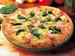 ベーコンとホウレン草のキッシュピッツァ